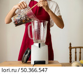 midsection view woman s hand putting pieces paper blender. Стоковое фото, агентство Ingram Publishing / Фотобанк Лори