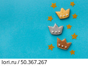top view three crowns epiphany day with copy space. Стоковое фото, агентство Ingram Publishing / Фотобанк Лори