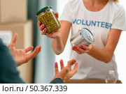 volunteer helping person need with provisions. Стоковое фото, агентство Ingram Publishing / Фотобанк Лори