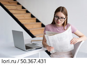 woman with glasses reading newspaper. Стоковое фото, агентство Ingram Publishing / Фотобанк Лори