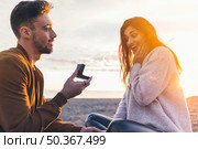 young man making proposal woman sea shore. Стоковое фото, агентство Ingram Publishing / Фотобанк Лори