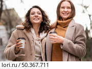 happy women walking outdoors together. Стоковое фото, агентство Ingram Publishing / Фотобанк Лори