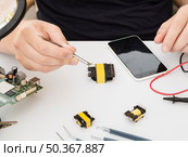 man repairing electronic component. Стоковое фото, агентство Ingram Publishing / Фотобанк Лори