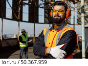 medium shot man posing with crossed arms. Стоковое фото, агентство Ingram Publishing / Фотобанк Лори