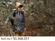 medium shot woman walking forest. Стоковое фото, агентство Ingram Publishing / Фотобанк Лори