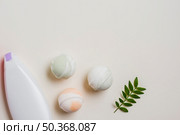 moisturizer bottle bath bombs leaves white background. Стоковое фото, агентство Ingram Publishing / Фотобанк Лори