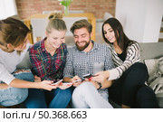 chilling people with smartphones. Стоковое фото, агентство Ingram Publishing / Фотобанк Лори