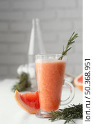 delicious grapefruit drink glass. Стоковое фото, агентство Ingram Publishing / Фотобанк Лори
