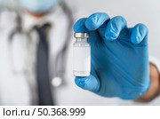 doctor looking vaccine recipient close up. Стоковое фото, агентство Ingram Publishing / Фотобанк Лори