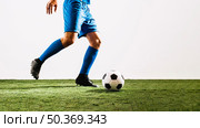 sportsman preparing kick ball. Стоковое фото, агентство Ingram Publishing / Фотобанк Лори