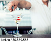 unrecognizable barman pouring cocktail glass. Стоковое фото, агентство Ingram Publishing / Фотобанк Лори