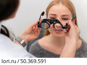 woman eyes consult. Стоковое фото, агентство Ingram Publishing / Фотобанк Лори