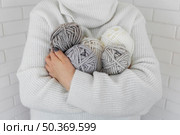 woman holding knitting wool close up 3. woman holding knitting wool close up 2. Стоковое фото, агентство Ingram Publishing / Фотобанк Лори