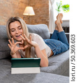 woman home having videocall with family. Стоковое фото, агентство Ingram Publishing / Фотобанк Лори