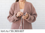 woman home knitting close up 4. woman home knitting close up 3. Стоковое фото, агентство Ingram Publishing / Фотобанк Лори