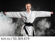 woman kimono practicing taekwondo. Стоковое фото, агентство Ingram Publishing / Фотобанк Лори