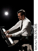 side view male musician playing piano. Стоковое фото, агентство Ingram Publishing / Фотобанк Лори