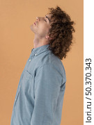 side view portrait curly haired young man. Стоковое фото, агентство Ingram Publishing / Фотобанк Лори