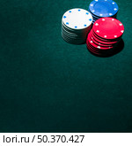stack casino chips green table. Стоковое фото, агентство Ingram Publishing / Фотобанк Лори