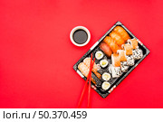 sushi rolls sashimi tray with soy sauce colored background. Стоковое фото, агентство Ingram Publishing / Фотобанк Лори
