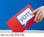 woman placing her ballot election box. Стоковое фото, агентство Ingram Publishing / Фотобанк Лори