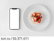 delicious healthy snack smartphone. Стоковое фото, агентство Ingram Publishing / Фотобанк Лори