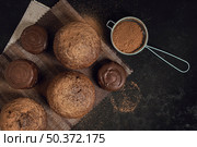 close up flavorful muffins cocoa powder. Стоковое фото, агентство Ingram Publishing / Фотобанк Лори