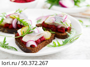 Sandwiches with salted herring fillet and beetroot pate. Стоковое фото, агентство Ingram Publishing / Фотобанк Лори