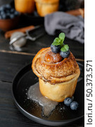 cinnamon rolls with blueberries high angle. Стоковое фото, агентство Ingram Publishing / Фотобанк Лори