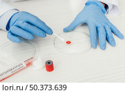 close up hands making test. Стоковое фото, агентство Ingram Publishing / Фотобанк Лори