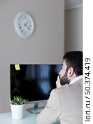 man looking memo computer. Стоковое фото, агентство Ingram Publishing / Фотобанк Лори