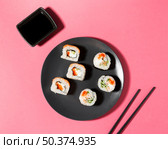 soy sauce sushi rolls. Стоковое фото, агентство Ingram Publishing / Фотобанк Лори