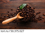 top view coffee scoop with roasted beans. Стоковое фото, агентство Ingram Publishing / Фотобанк Лори