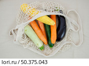 top view crochet net bag with carrots eggplant. Стоковое фото, агентство Ingram Publishing / Фотобанк Лори