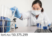 woman working with chemical substances. Стоковое фото, агентство Ingram Publishing / Фотобанк Лори