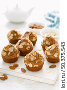 Muffins with flaked almond nuts. Cupcakes with nut chips. Стоковое фото, агентство Ingram Publishing / Фотобанк Лори