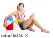 Beautiful young woman posing in bikini with a beach ball. Стоковое фото, агентство Ingram Publishing / Фотобанк Лори