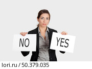 Business young woman trying to make a decision between Yes or No choice. Стоковое фото, агентство Ingram Publishing / Фотобанк Лори