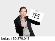 Business young woman showing a paper card with the word YES. Стоковое фото, агентство Ingram Publishing / Фотобанк Лори
