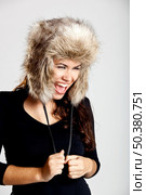 Adorable young woman smilling and wearing a fur hat. Стоковое фото, агентство Ingram Publishing / Фотобанк Лори