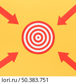 arrows pointing dartboard. Стоковое фото, агентство Ingram Publishing / Фотобанк Лори