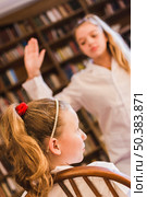 bully swinging arm slap little girl. Стоковое фото, агентство Ingram Publishing / Фотобанк Лори