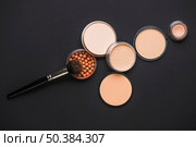 face powder bronzing pearls makeup brush black surface. Стоковое фото, агентство Ingram Publishing / Фотобанк Лори