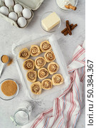 flat lay cinnamon rolls ingredients. Стоковое фото, агентство Ingram Publishing / Фотобанк Лори