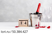 front view arrangement valentine s day dinner table. Стоковое фото, агентство Ingram Publishing / Фотобанк Лори