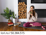 full shot woman drinking smoothie. Стоковое фото, агентство Ingram Publishing / Фотобанк Лори