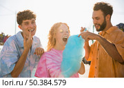 group friends eating cotton candy. Стоковое фото, агентство Ingram Publishing / Фотобанк Лори