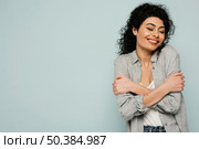 medium shot woman hugging herself. Стоковое фото, агентство Ingram Publishing / Фотобанк Лори