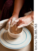 person modeling clay potter s wheel. Стоковое фото, агентство Ingram Publishing / Фотобанк Лори