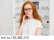 portrait serious attractive woman looking camera optics store. Стоковое фото, агентство Ingram Publishing / Фотобанк Лори